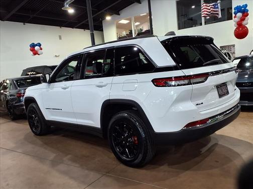 Bright White Clear Coat 2023 Jeep Grand Cherokee Limited