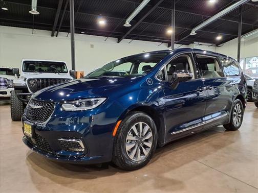 2023 Chrysler Pacifica Hybrid Limited