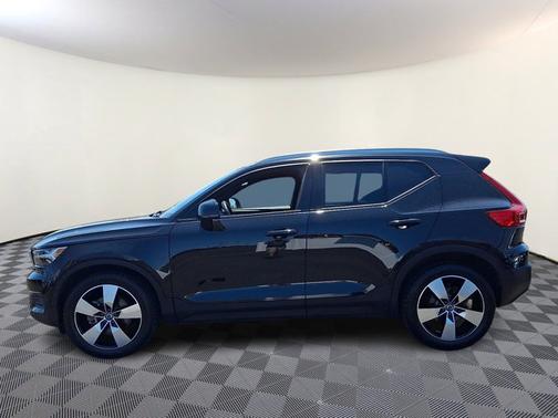 Onyx Black Metallic   717 2019 Volvo XC40 Momentum