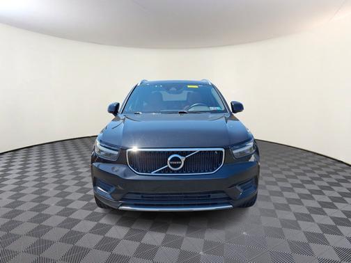 Onyx Black Metallic   717 2019 Volvo XC40 Momentum