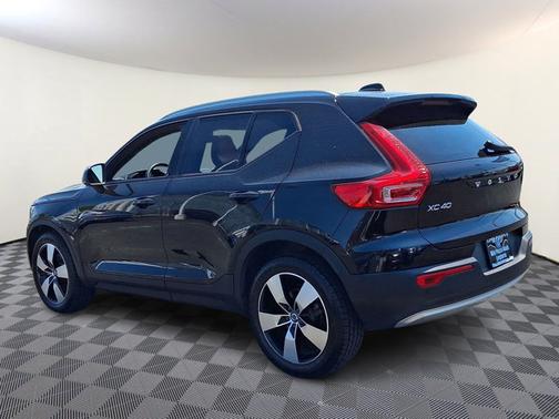 Onyx Black Metallic   717 2019 Volvo XC40 Momentum