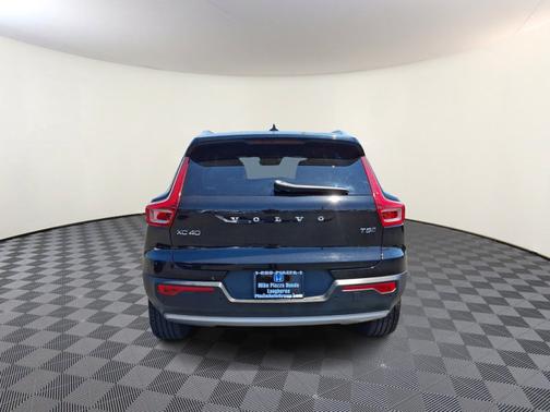 Onyx Black Metallic   717 2019 Volvo XC40 Momentum