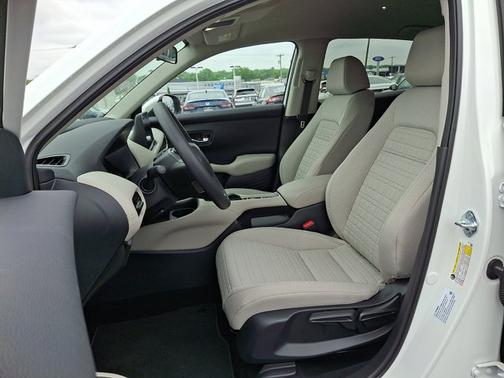 Platinum White Pearl   Wx 2027 Honda HR-V LX