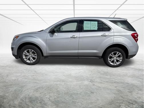 Silver Ice Metallic 2017 Chevrolet Equinox LS