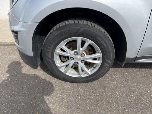 Silver Ice Metallic 2017 Chevrolet Equinox LS