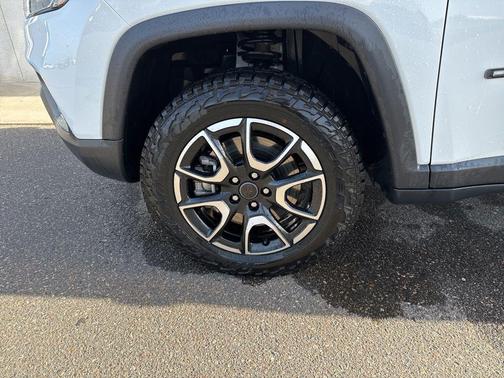 Bright White Clearcoat 2025 Jeep Compass Trailhawk
