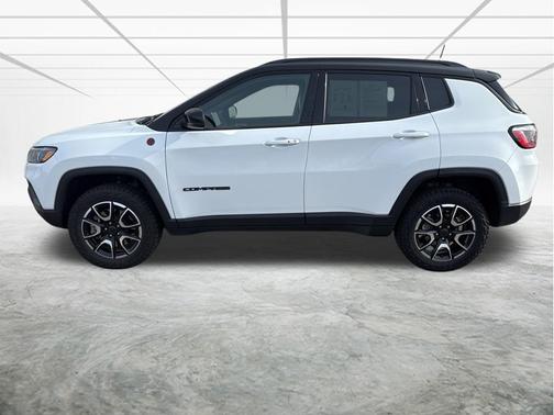 Bright White Clearcoat 2025 Jeep Compass Trailhawk