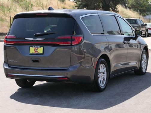 Granite Crystal Metallic Clearcoat 2023 Chrysler Pacifica Touring L