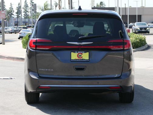 Granite Crystal Metallic Clearcoat 2023 Chrysler Pacifica Touring L