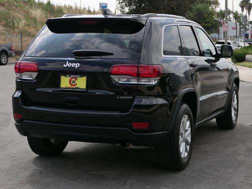 Diamond Black Crystal Pearlcoat 2021 Jeep Grand Cherokee Laredo