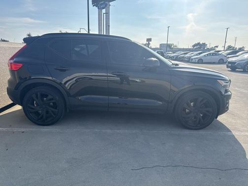 2022 Volvo XC40 T5 R-Design