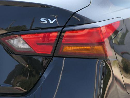 Super Black 2022 Nissan Altima 2.5 SV