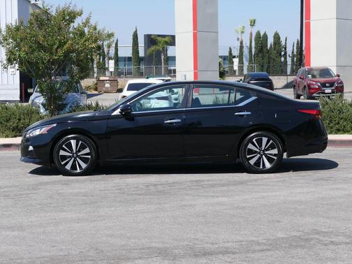 Super Black 2022 Nissan Altima 2.5 SV