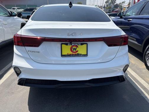 Snow White Pearl 2023 Kia Forte LXS