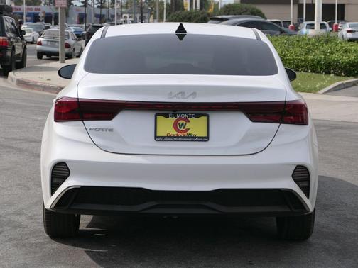 Snow White Pearl 2023 Kia Forte LXS
