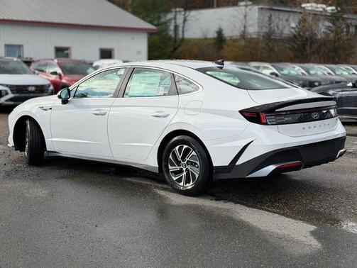 2026 Hyundai SONATA Hybrid Base