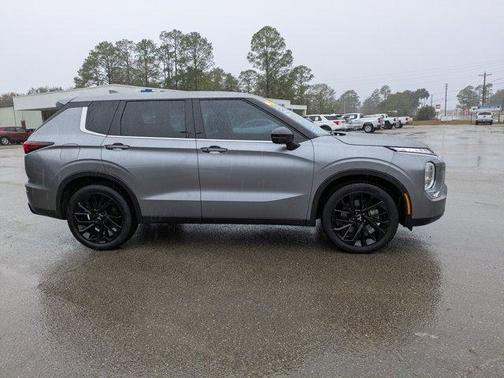2023 Mitsubishi Outlander SE