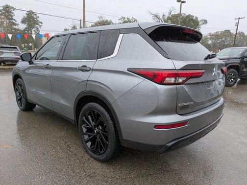 2023 Mitsubishi Outlander SE