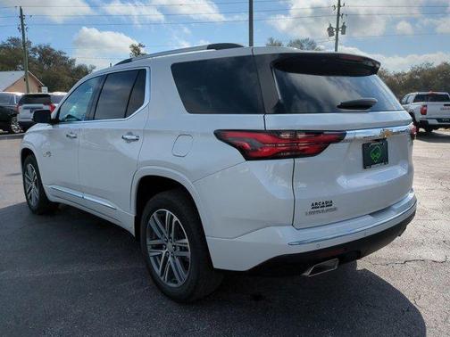 Iridescent Pearl Tricoat 2023 Chevrolet Traverse High Country