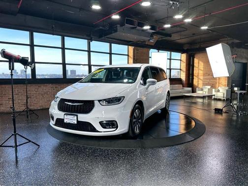 2022 Chrysler Pacifica Hybrid Touring L
