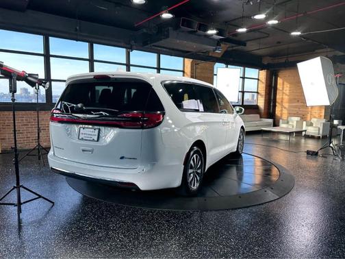 2022 Chrysler Pacifica Hybrid Touring L
