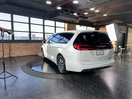 2022 Chrysler Pacifica Hybrid Touring L