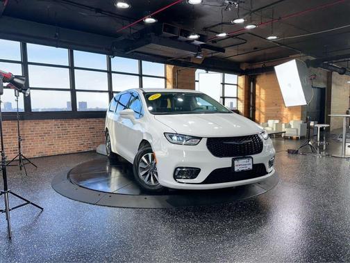 2022 Chrysler Pacifica Hybrid Touring L