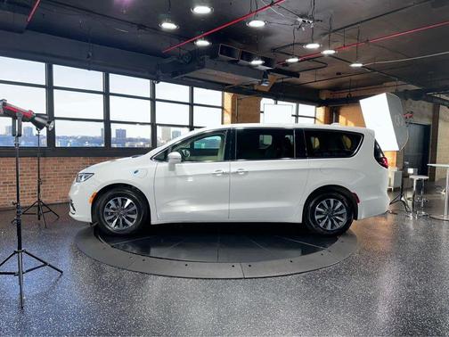 2022 Chrysler Pacifica Hybrid Touring L