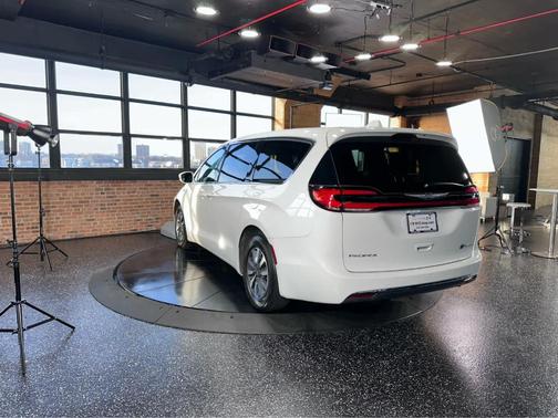 2022 Chrysler Pacifica Hybrid Touring L