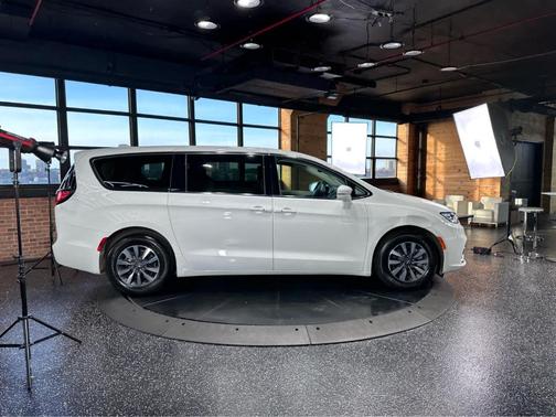 2022 Chrysler Pacifica Hybrid Touring L