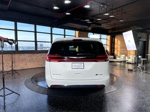 2022 Chrysler Pacifica Hybrid Touring L