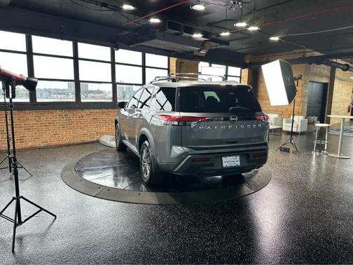 2022 Nissan Pathfinder SV