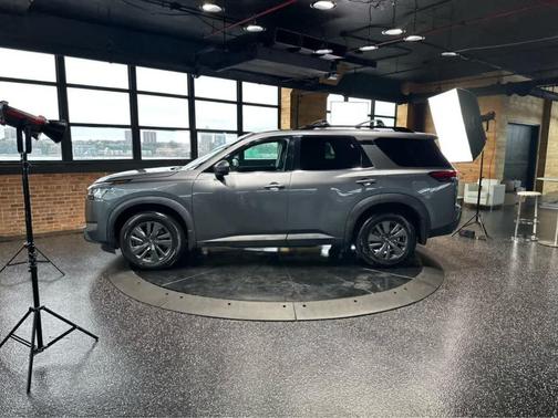 2022 Nissan Pathfinder SV