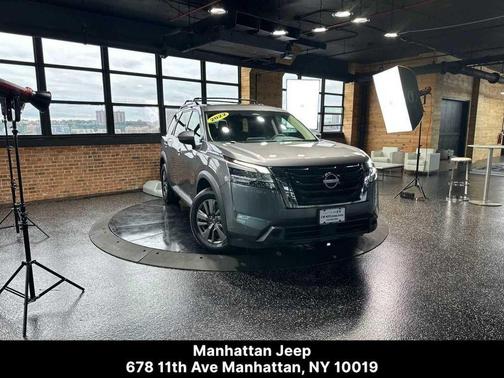 2022 Nissan Pathfinder SV