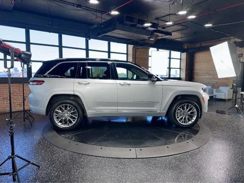 2022 Jeep Grand Cherokee Summit