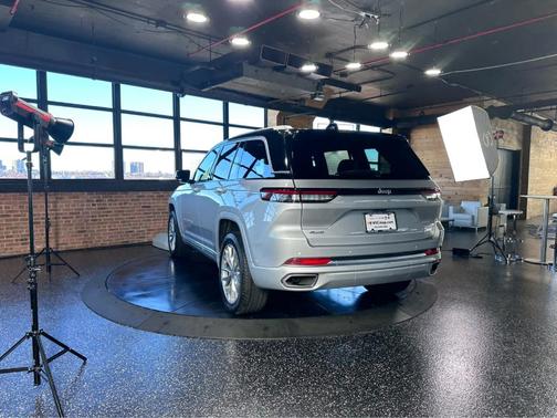 2022 Jeep Grand Cherokee Summit