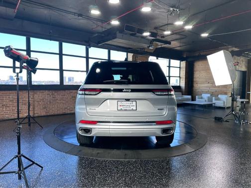 2022 Jeep Grand Cherokee Summit