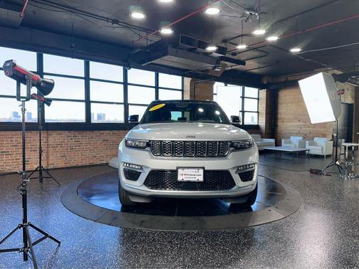 2022 Jeep Grand Cherokee Summit