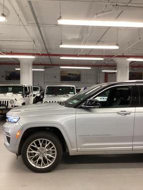2022 Jeep Grand Cherokee Summit
