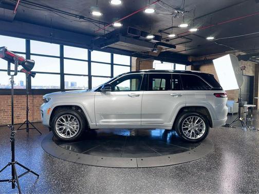 2022 Jeep Grand Cherokee Summit