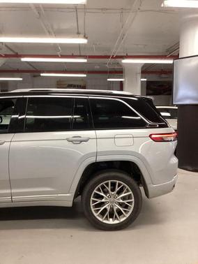2022 Jeep Grand Cherokee Summit
