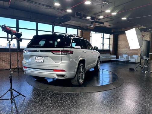 2022 Jeep Grand Cherokee Summit