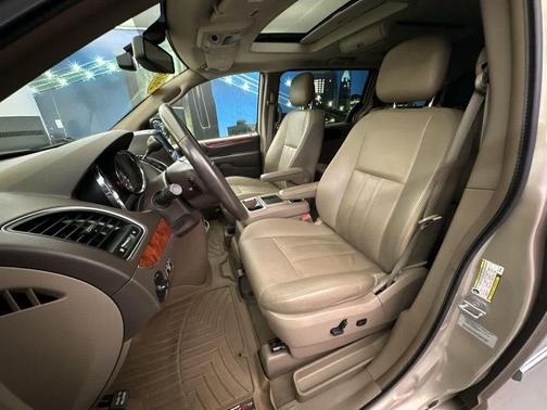 2016 Chrysler Town & Country Touring-L