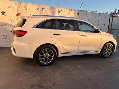 White 2019 Kia Sorento SX