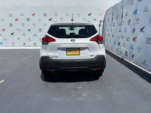 White 2020 Nissan Kicks SV