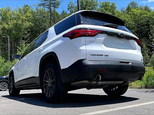 White 2023 Chevrolet Traverse RS