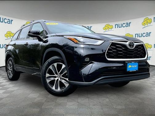 Black 2023 Toyota Highlander XLE