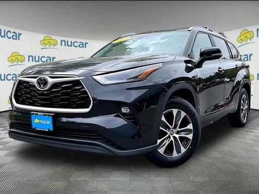 Black 2023 Toyota Highlander XLE