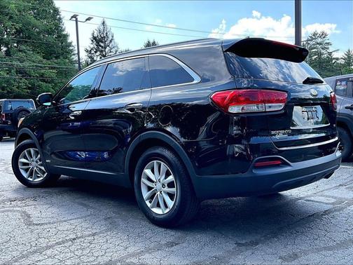 Black 2017 Kia Sorento LX