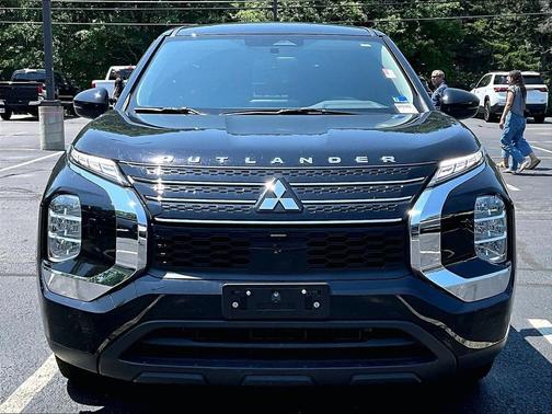 Black 2023 Mitsubishi Outlander ES